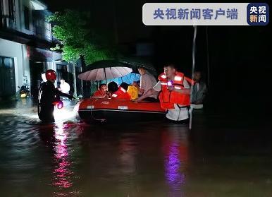 暴雨袭川 眉山多地出现洪涝灾害 消防人员连夜救援