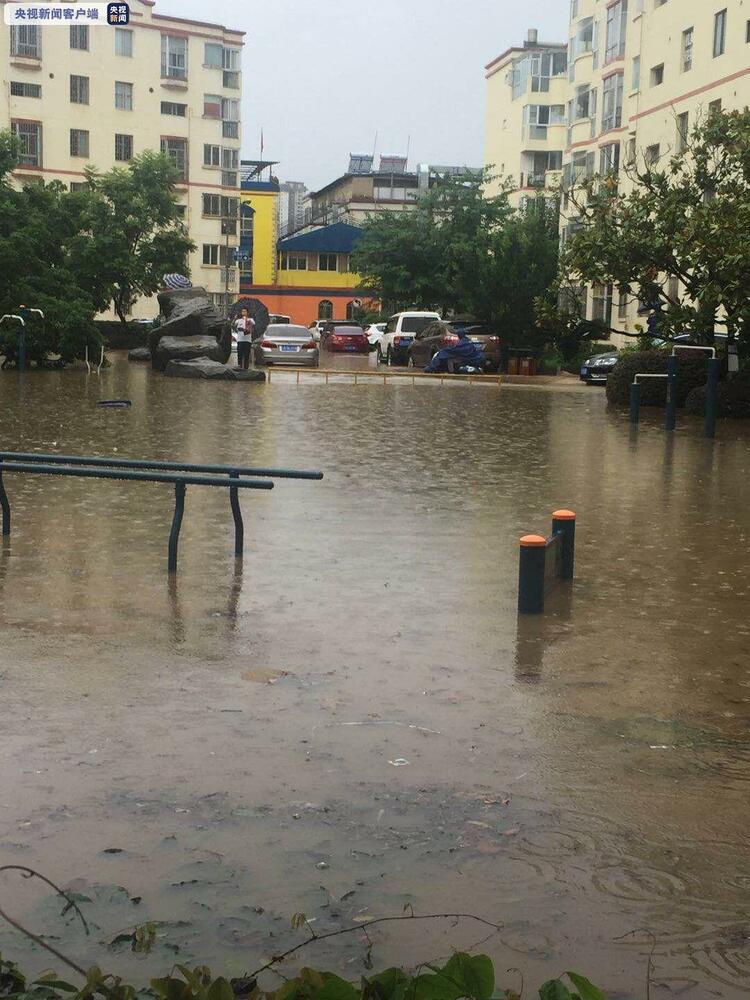 云南昆明城区突降暴雨 部分道路交通已中断