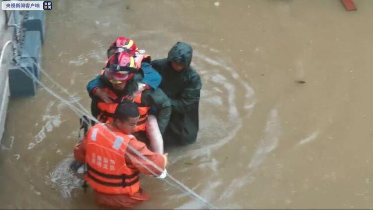 云南昆明城区突降暴雨 部分道路交通已中断