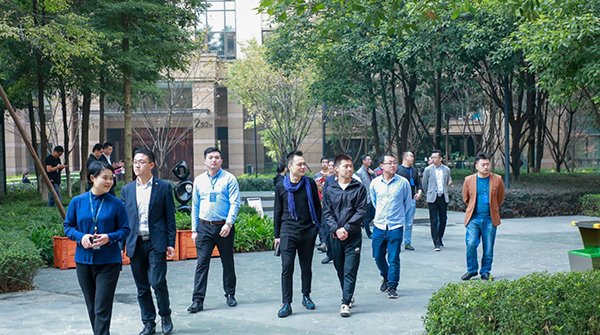 图片默认标题_fororder_媒体考察团参观成都仁恒滨河湾-（摄影-孙恕振）