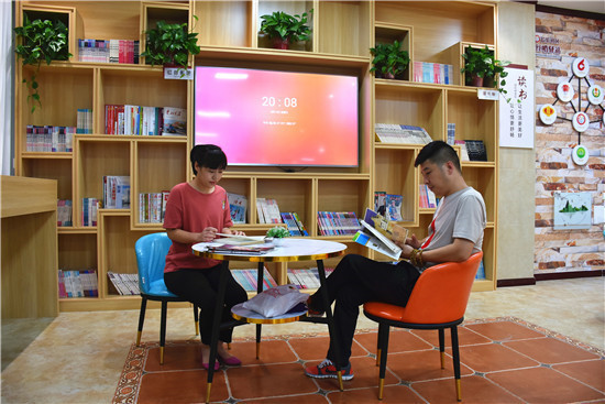 【河南在线】河南省灵宝市城关镇:“延时服务”温暖开启 便民利民情满社区_fororder_居民利用闲暇时间在红色书吧阅读充电。 摄影 李冬冬.JPG
