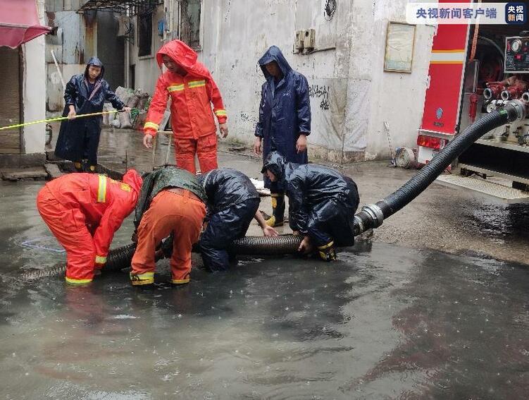 云南昭通暴雨致城市内涝严重 积水超过40厘米
