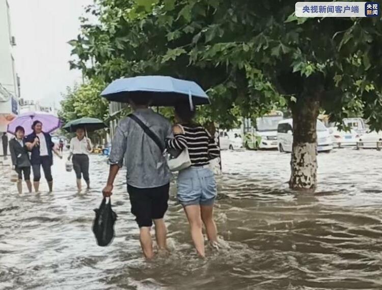 云南昭通暴雨致城市内涝严重 积水超过40厘米