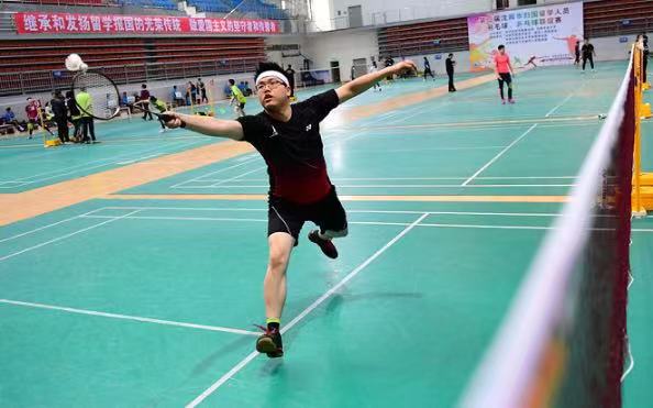 第二届沈阳归国留学人员羽毛球乒乓球联谊赛举行