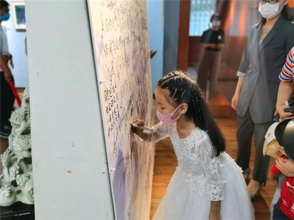 “战疫·记忆”影像展在陕西省图书馆开幕