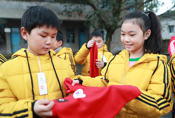 图片默认标题_fororder_3留守儿童对刚领取到的“爱心红围巾”等御寒衣物爱不释手