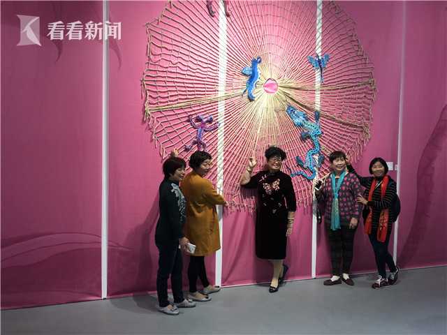 上海大妈用钩针演绎名画 中国非遗与进博会结缘(图2)