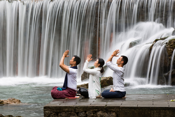 图片默认标题_fororder_2瑜伽爱好者在四川省广安市华蓥山天意谷的瀑布前练习瑜伽-(2)