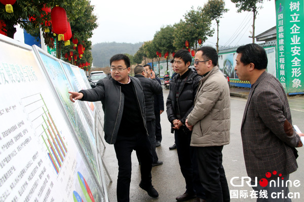 图片默认标题_fororder_双河镇党委书记钟维平(左一)介绍产业园发展