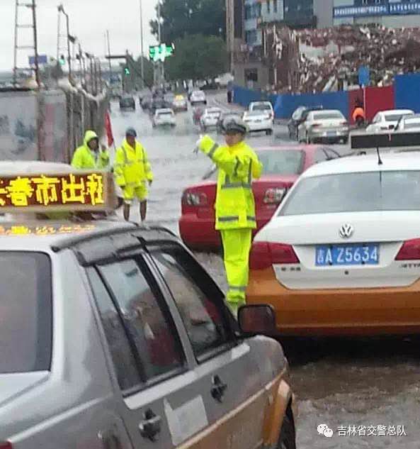 吉林省交警部门迎战强降雨天气确保全省道路交通安全、畅通