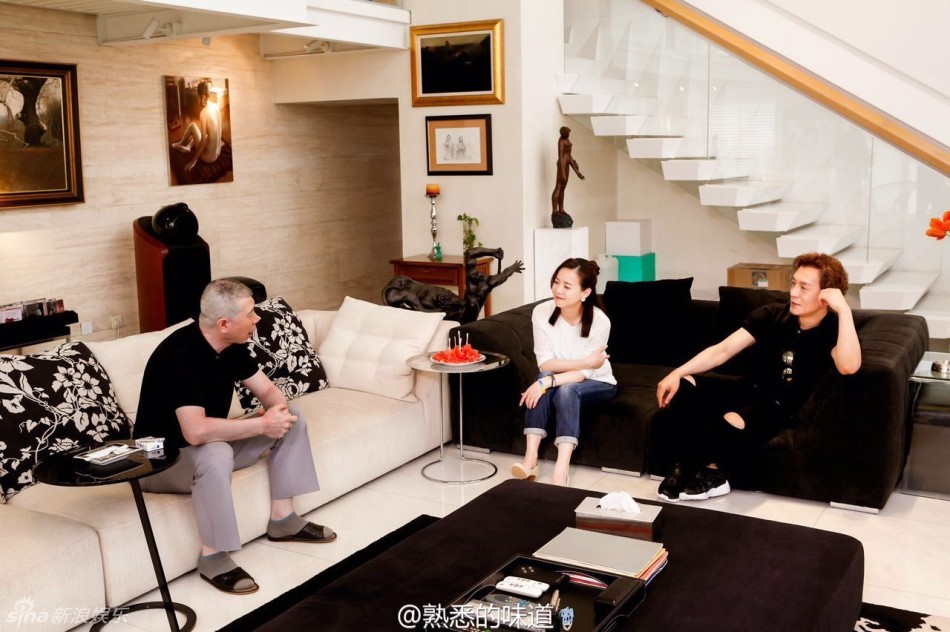 冯小刚录节目豪宅被扒 千万名画装点客厅