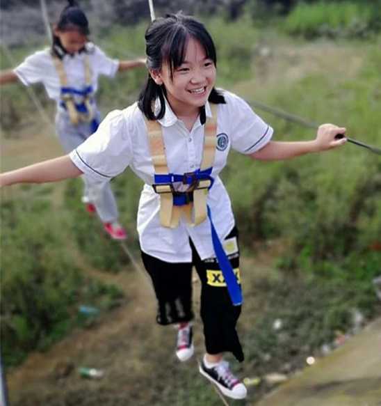 图片默认标题_fororder_“挑战自我”拓展训练之“飞夺钢丝桥”