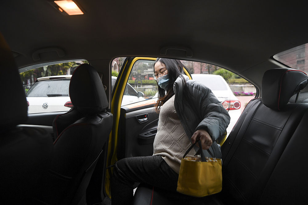 新华社：“让医务人员无后顾之忧！”——重庆志愿者“守护”千余名一线医护人员家属见闻