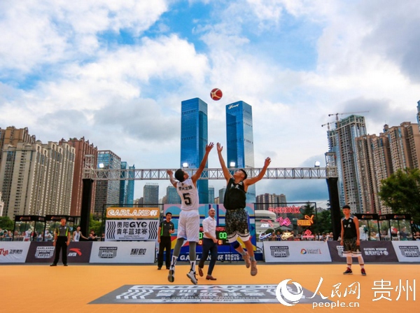 贵阳GYC青年篮球赛在花果园购物中心开战