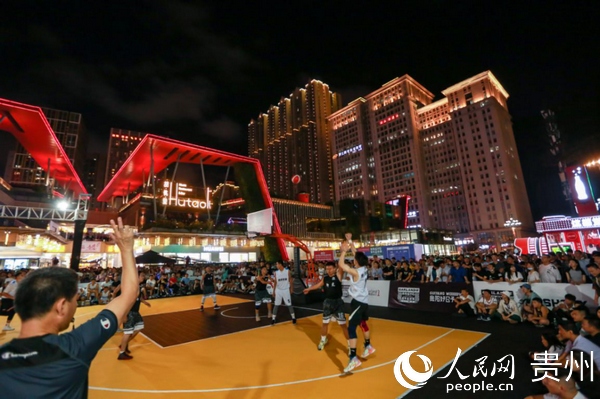 贵阳GYC青年篮球赛在花果园购物中心开战