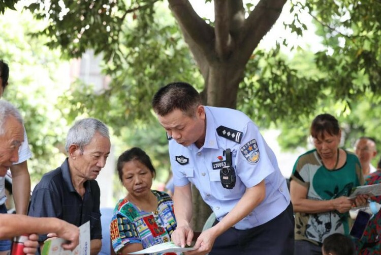 【有修改】【B】深入群众 重庆高新区基层民警坚守岗位二十六年