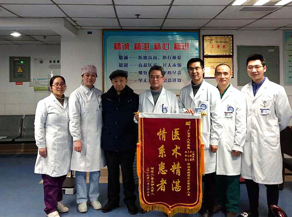 图片默认标题_fororder_患者家人向医务人员送锦旗