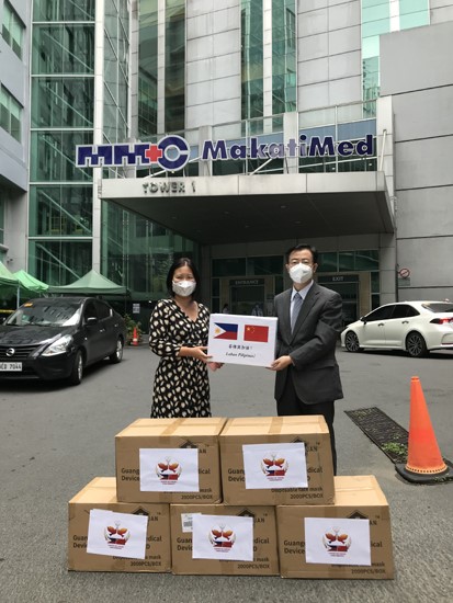 1M Piso at PPE sa mga medical front liners ng Pilipinas, ipinagkaloob ng embahadang Tsino 1M Piso at PPE sa mga medical front liners ng Pilipinas, ipinagkaloob ng embahadang Tsino
