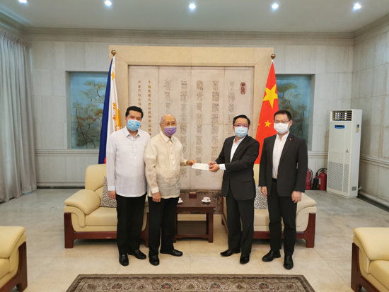 1M Piso at PPE sa mga medical front liners ng Pilipinas, ipinagkaloob ng embahadang Tsino 1M Piso at PPE sa mga medical front liners ng Pilipinas, ipinagkaloob ng embahadang Tsino