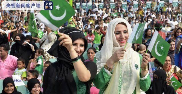 巴基斯坦民众街头狂欢庆贺独立日