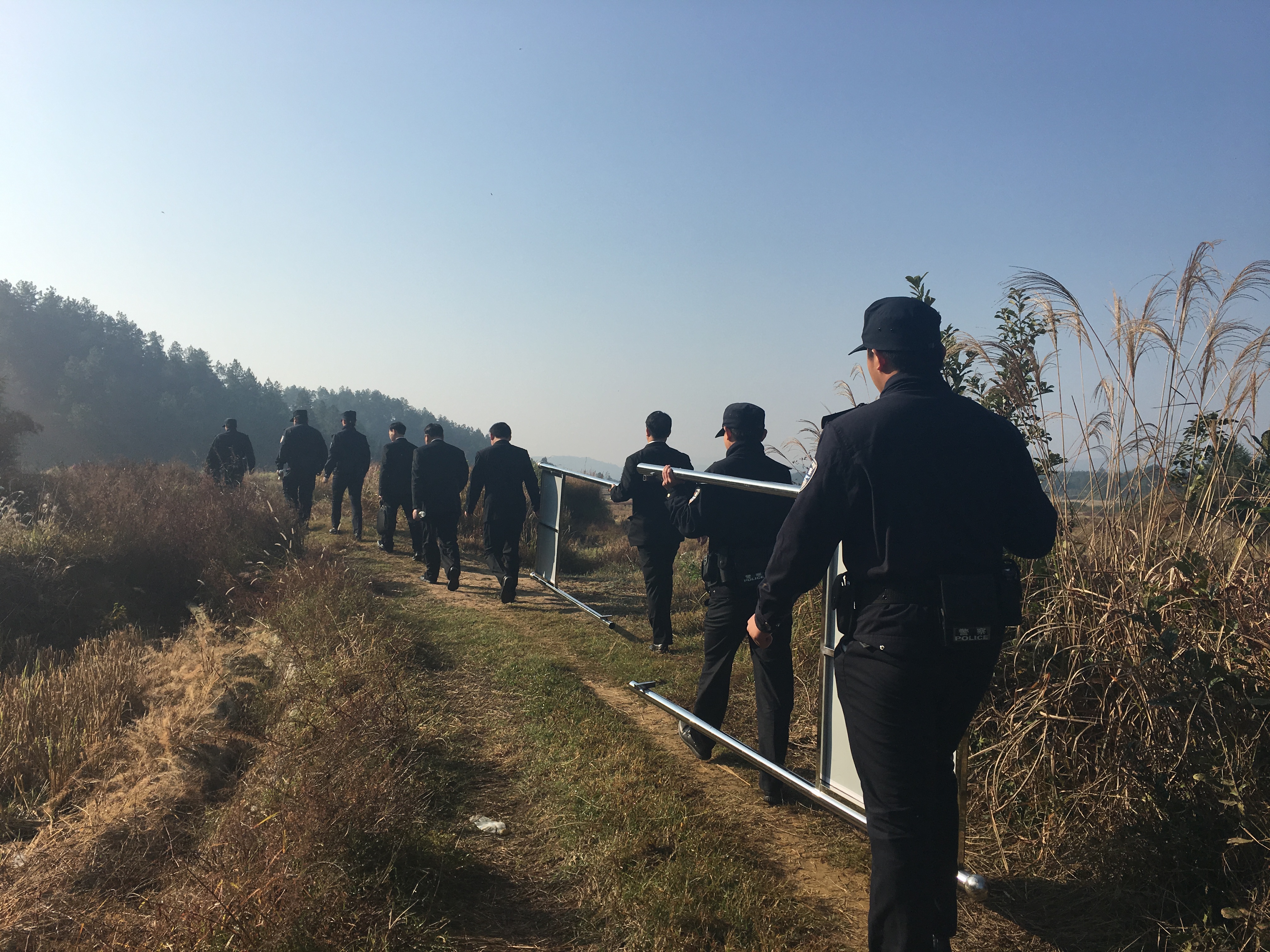 新干县法院执行干警及其他工作人员徒步前往评估山场。_fororder_微信图片_20181127094204