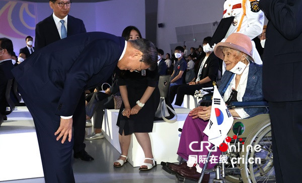 韩国举行光复节75周年纪念仪式 总统文在寅称韩国已做好随时与日本对话的准备_fororder_039