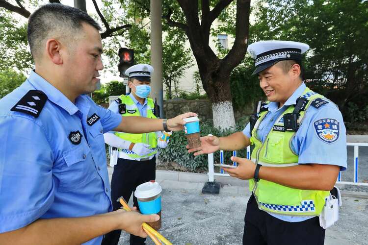 （B 平安江苏图文 焦点图轮播 chinanews带图列表） 南京市公安局交通管理局第八大队给执勤交警送“清凉”