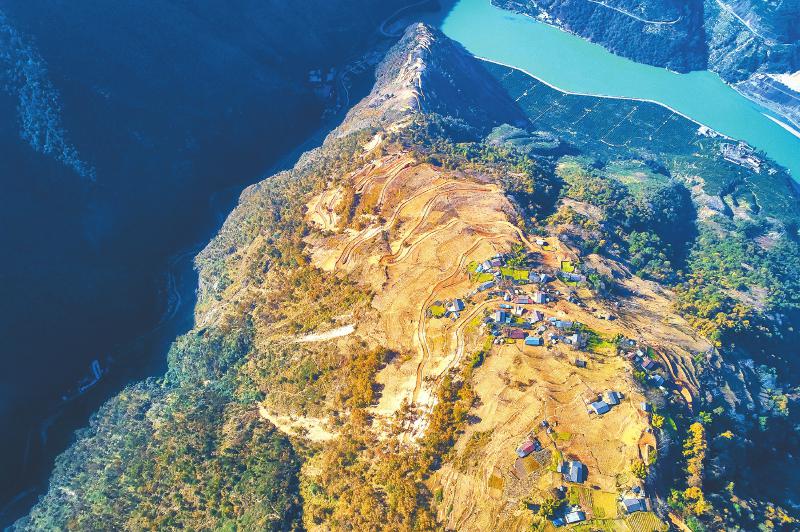 （焦点图，导航成都，移动端轮播图）一条公路打通彝寨“致富梦”