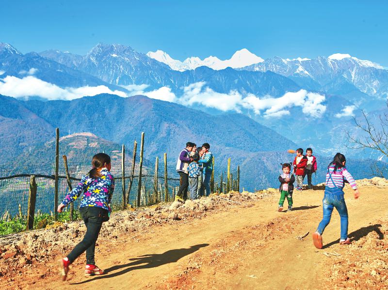 （焦点图，导航成都，移动端轮播图）一条公路打通彝寨“致富梦”