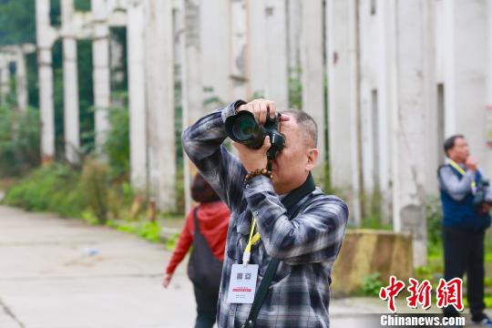 渝台摄影家重庆行启幕 以图为媒促进两岸文化交流