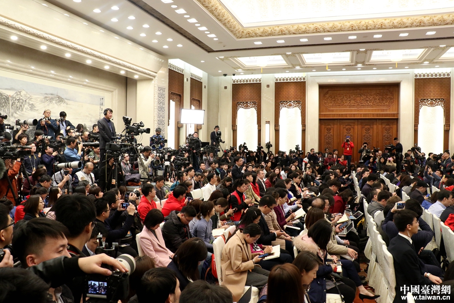 十三届全国人大二次会议新闻发布会在京举行