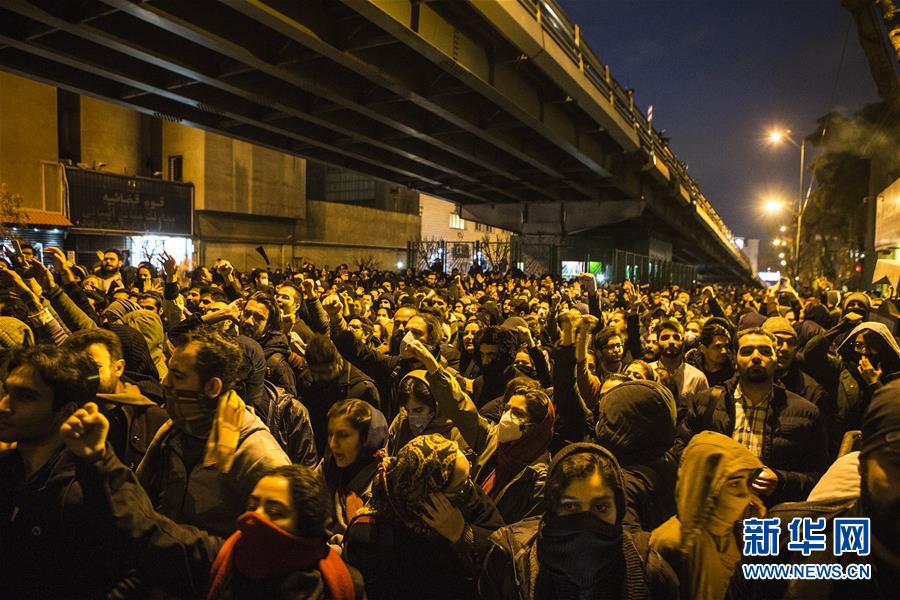 新华网：民众悼念乌克兰失事客机遇难者