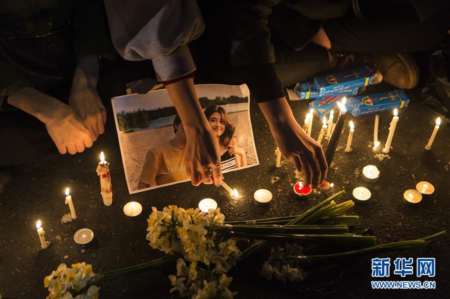 新华网：民众悼念乌克兰失事客机遇难者