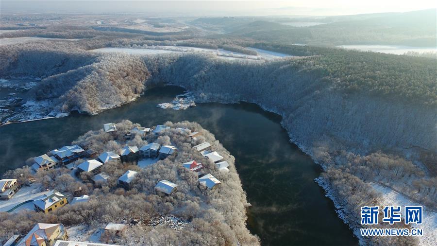 [新华网]黑龙江牡丹江：镜泊湖现雾凇景观