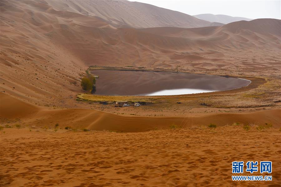 内蒙古：碧水和流线画出美丽巴丹吉林