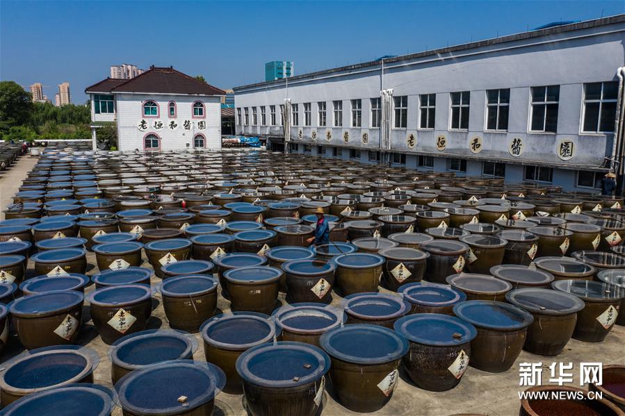 百年醬園“三伏”曬醬 傳統(tǒng)醬品香飄滿園