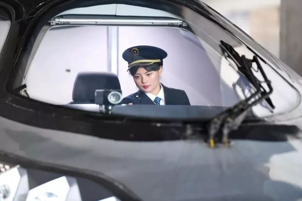 新华社■你认识那个开高铁的女生吗？