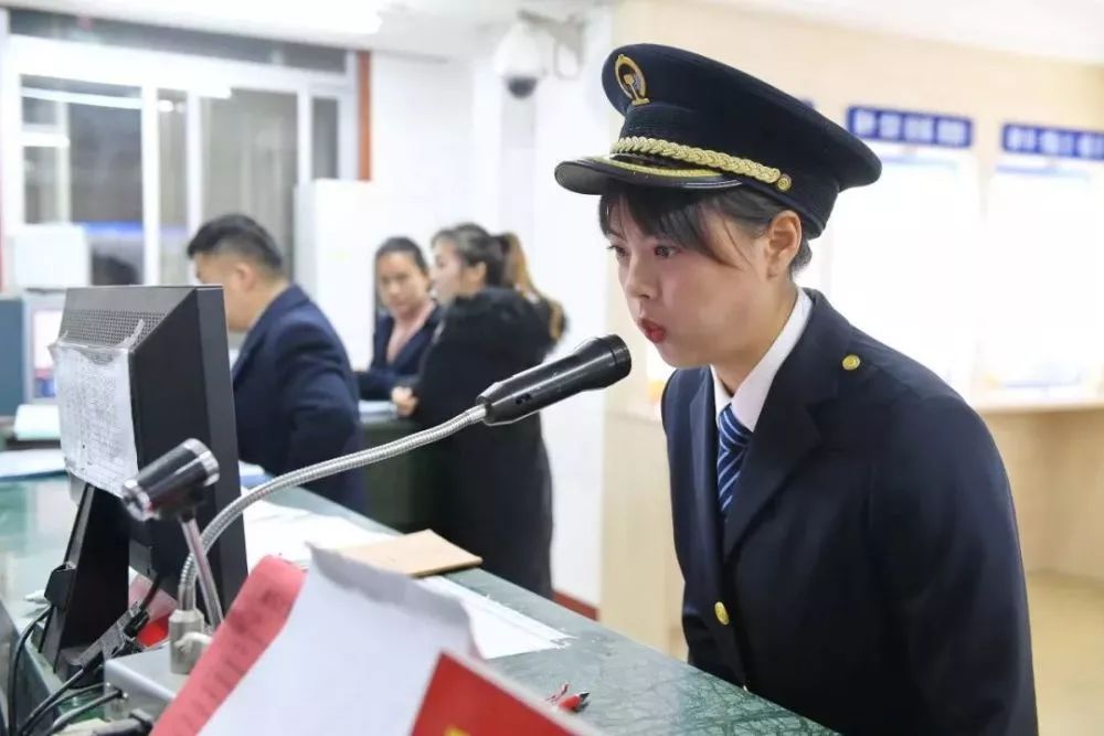 新华社■你认识那个开高铁的女生吗？