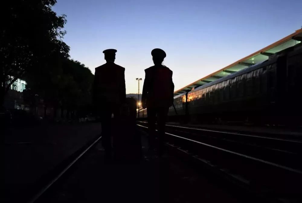 新华社■你认识那个开高铁的女生吗？