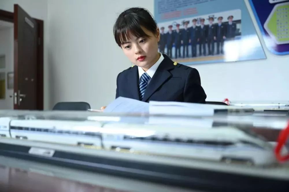 新华社■你认识那个开高铁的女生吗？