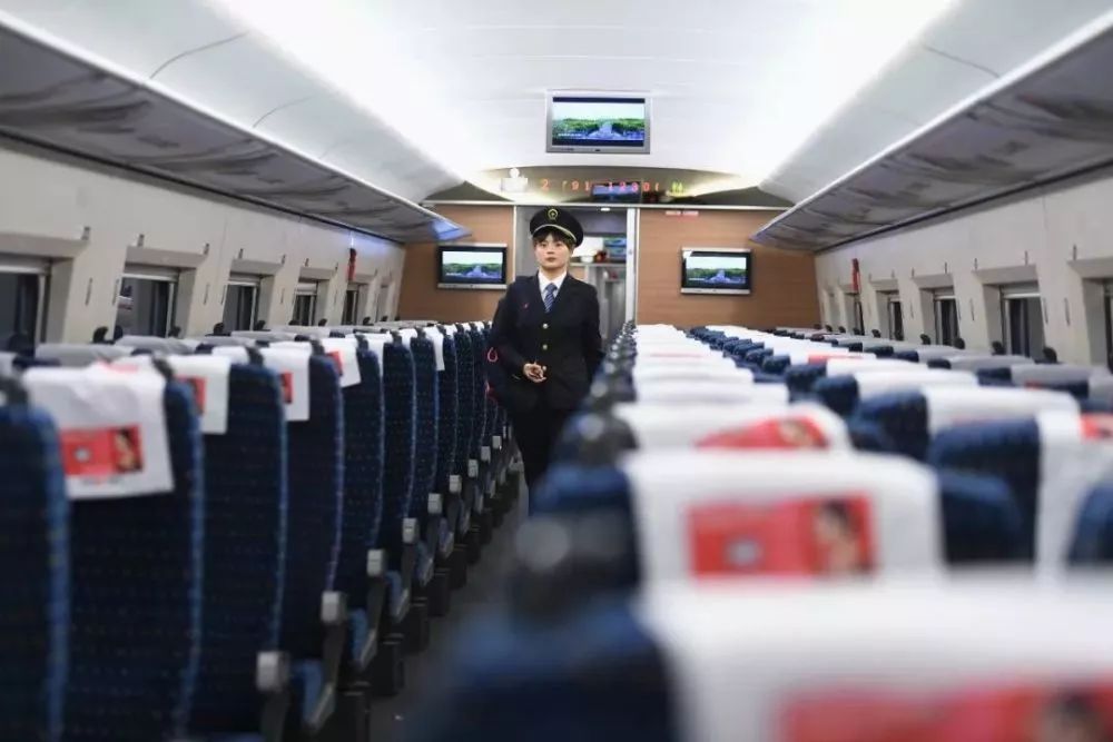 新华社■你认识那个开高铁的女生吗？