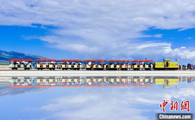 旅行の「黄金シーズン」を迎えた青海 チャカ塩湖に活況戻る