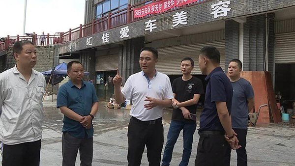 绵阳市盐亭县委副书记县长何长鹰深入乡镇街道指导防汛度汛抗灾自救