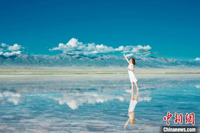 旅行の「黄金シーズン」を迎えた青海 チャカ塩湖に活況戻る