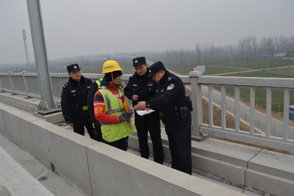 两位亲人生病住院 工程公安民警坚守郑万高铁建设安保一线