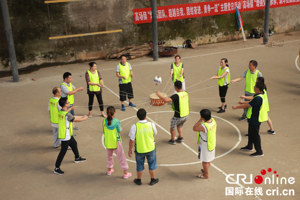 图片默认标题_fororder_队员参加“鼓击球”拓展活动