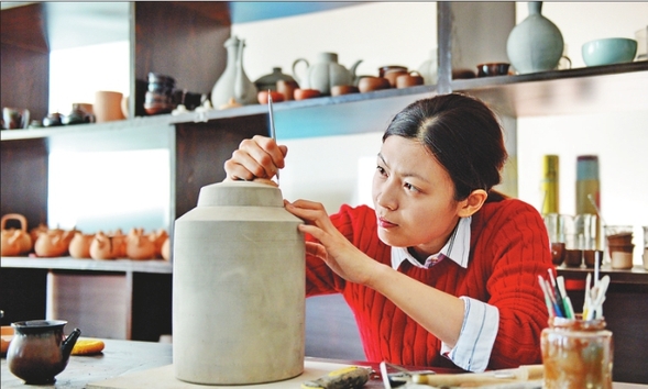 龙江特色“火岩瓷”从她手中诞生——-记黑龙江火山岩科技有限公司技术总监牛柏然