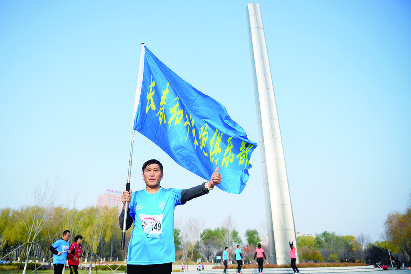 长春市第四届万米排位赛在伊通河中段举行