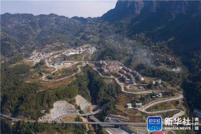 （头条，导航成都）"飞针走线""绣"出小康画卷——四川落实习近平总书记全国两会重要讲话精神纪实