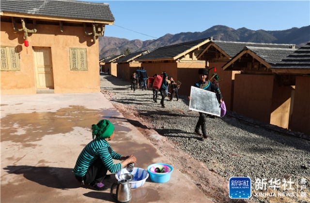 （头条，导航成都）"飞针走线""绣"出小康画卷——四川落实习近平总书记全国两会重要讲话精神纪实